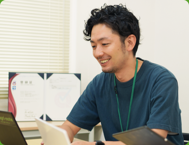 タブレットを操作しながら話すアグリノートの社員